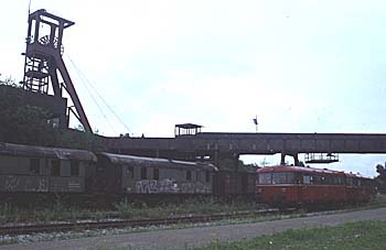 Railbusrit over industrielijnen in het Ruhrgebiet