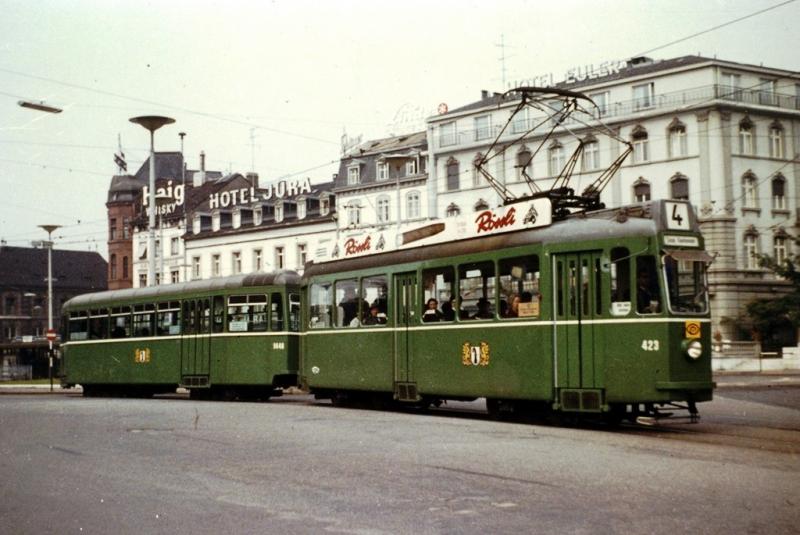 Gevarieerde tram- en treinfilms van twintig jaar geleden.