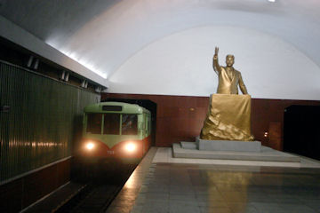 Onbekend Noord-Korea, of Gevangen op vakantie; een drieluik: Spoor / tram / land