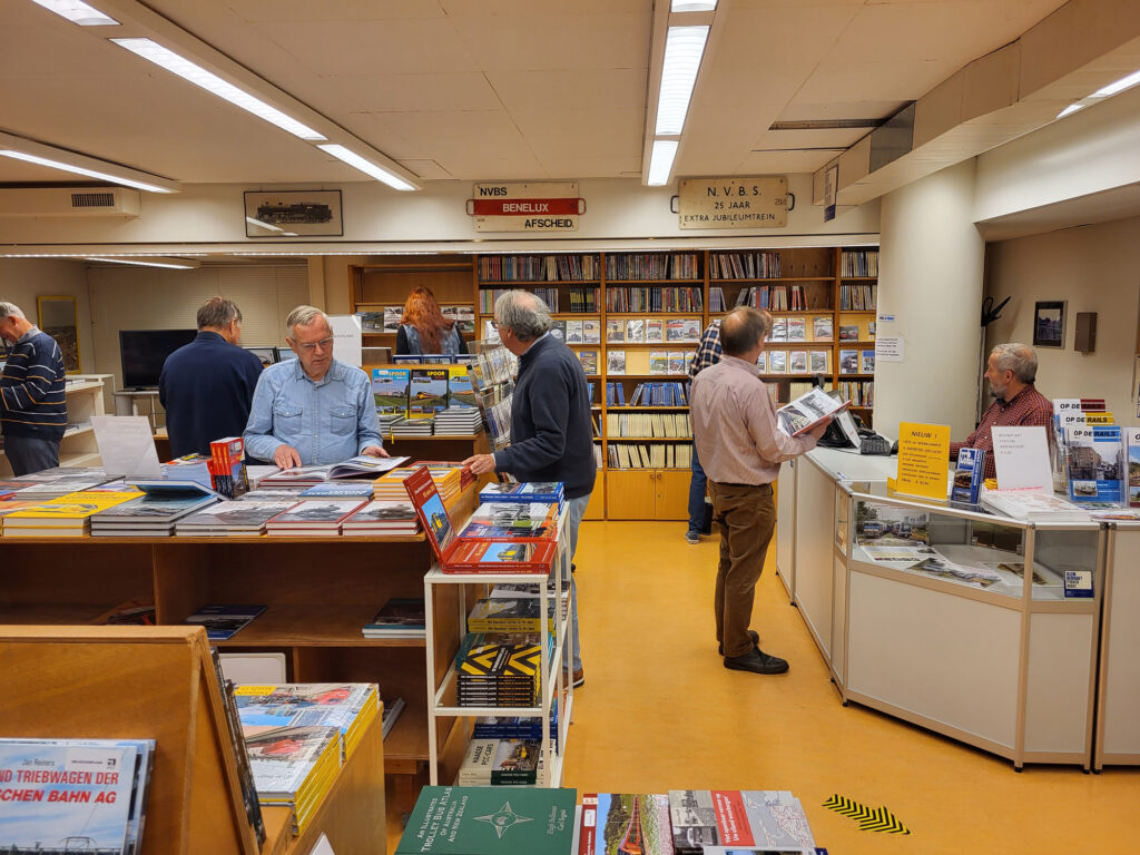 Winkel, bibliotheek en archief geopend. Boekpresentatie door Adriaen Louman.